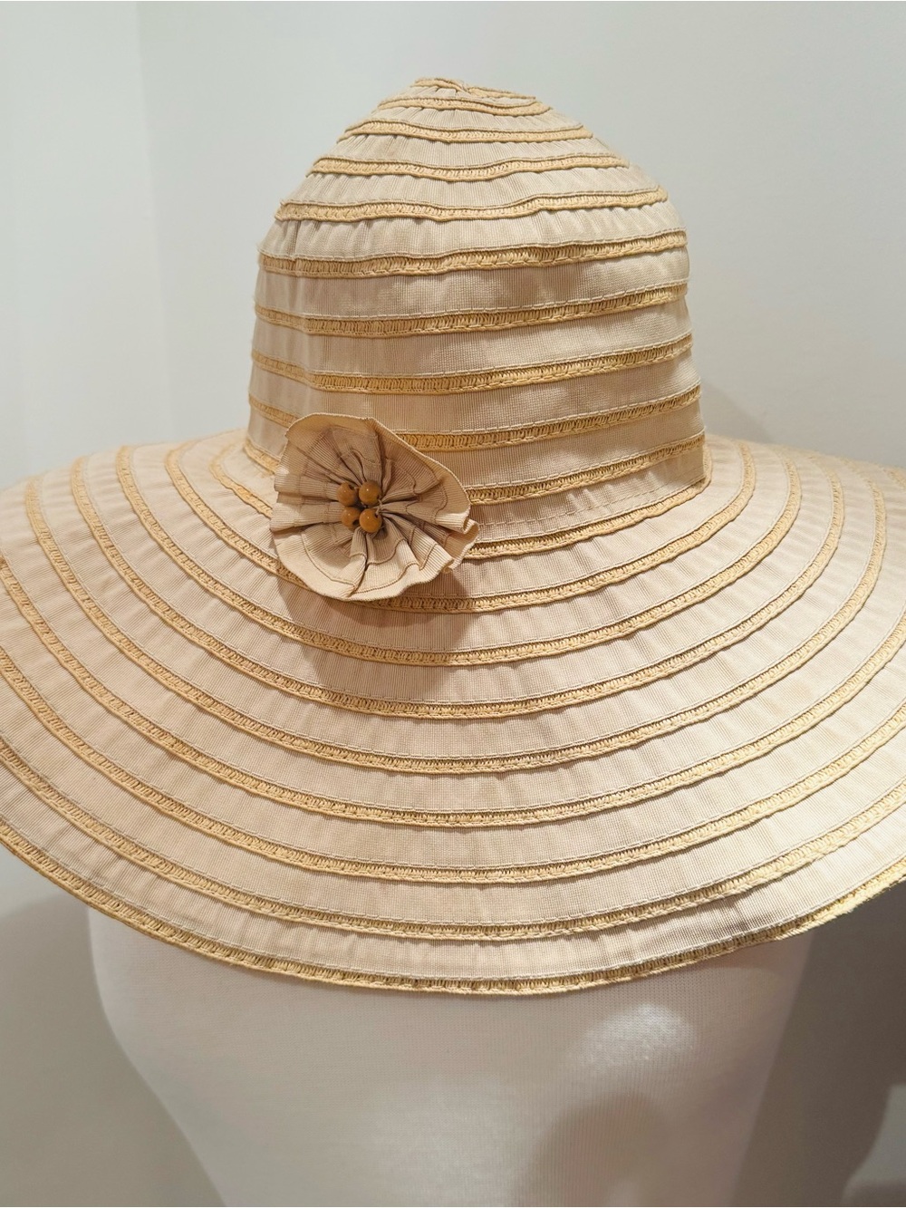 Sun hat! ☀️ foldable for travel! And classy.
M/L size.